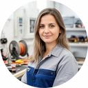 Lalaine Murr in einer hellen Werkstatt eines Elektrofachbetriebs